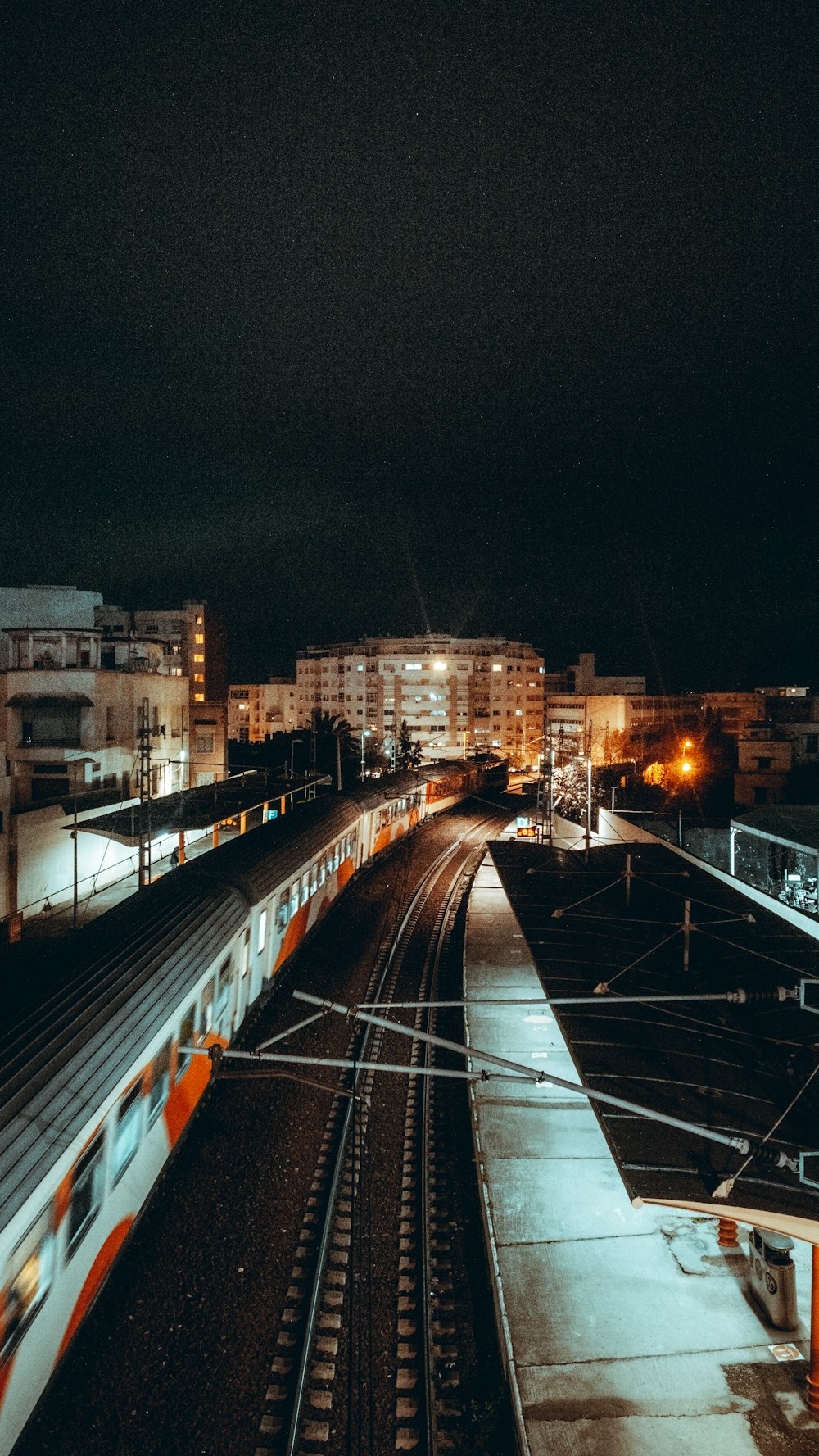 Fotografía de lapso de tiempo de la ciudad durante la noche