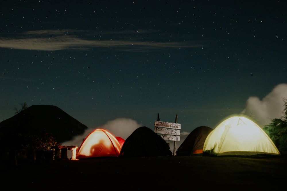 Weißes Zelt unter sternenklarer Nacht