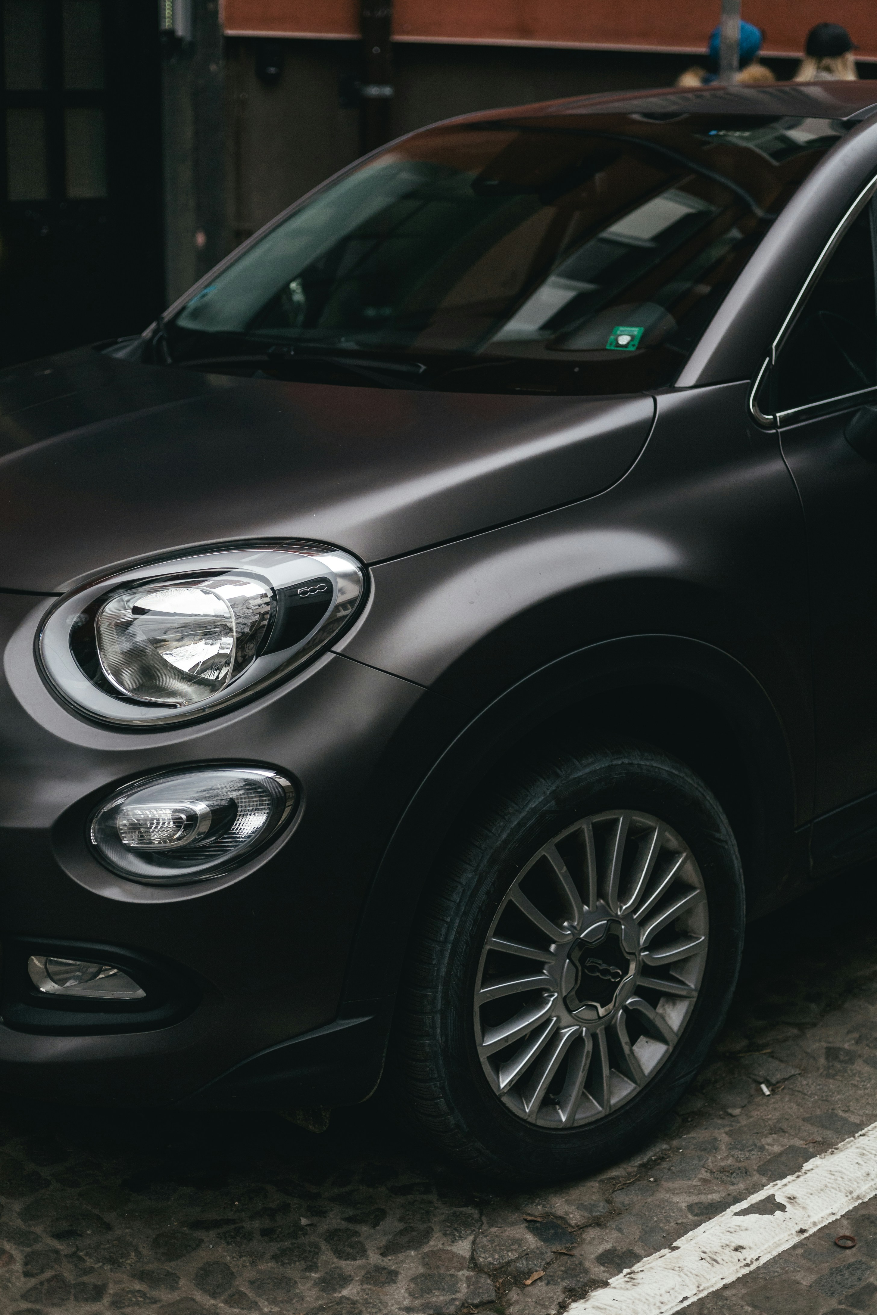 黒の車にシルバーの5本スポークホイールの写真 Unsplashで見つけるソフィアの無料写真