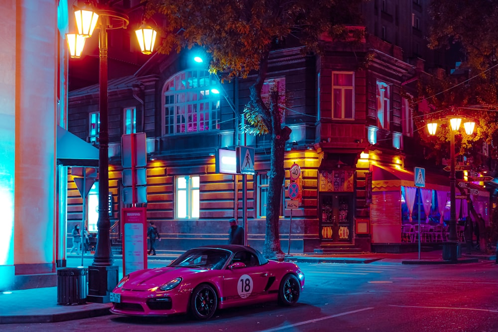Porsche 911 vermelho na estrada durante a noite