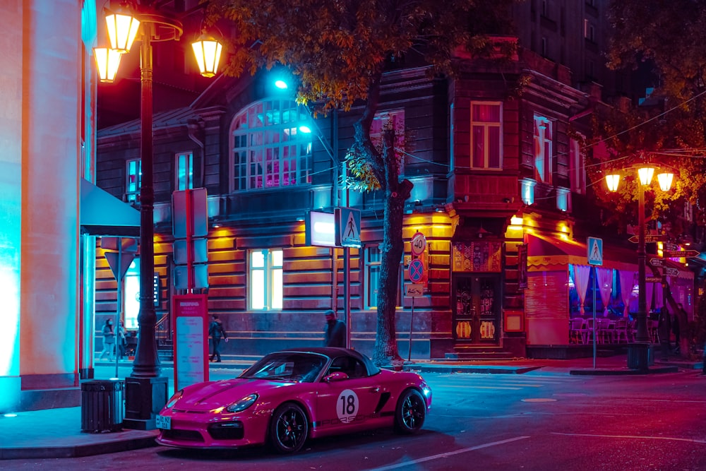 Porsche 911 rojo en carretera durante la noche