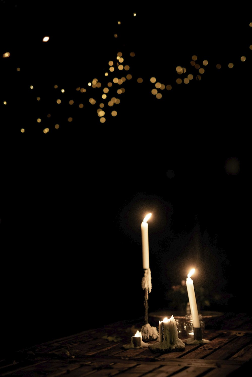brennende Kerzen im Dunkeln