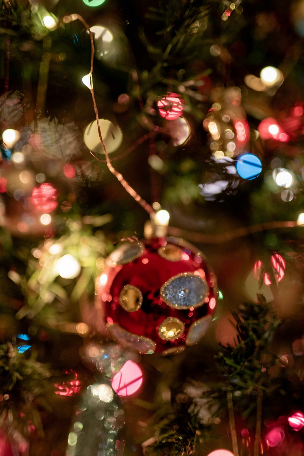 Bolas rojas y azules en el árbol de Navidad