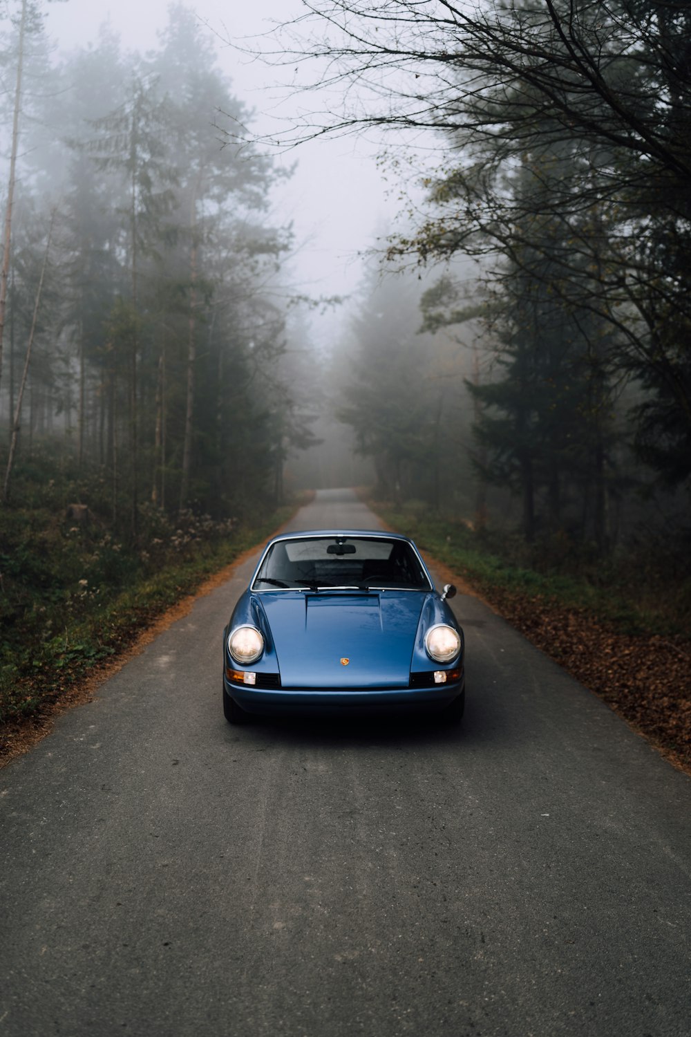 Blauer Porsche 911 auf der Straße
