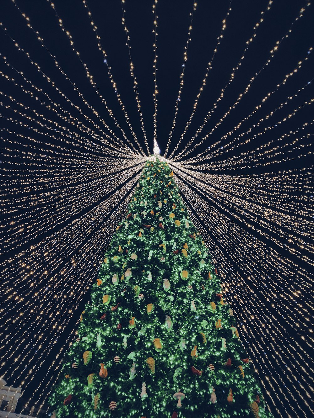 Árbol de Navidad verde y amarillo