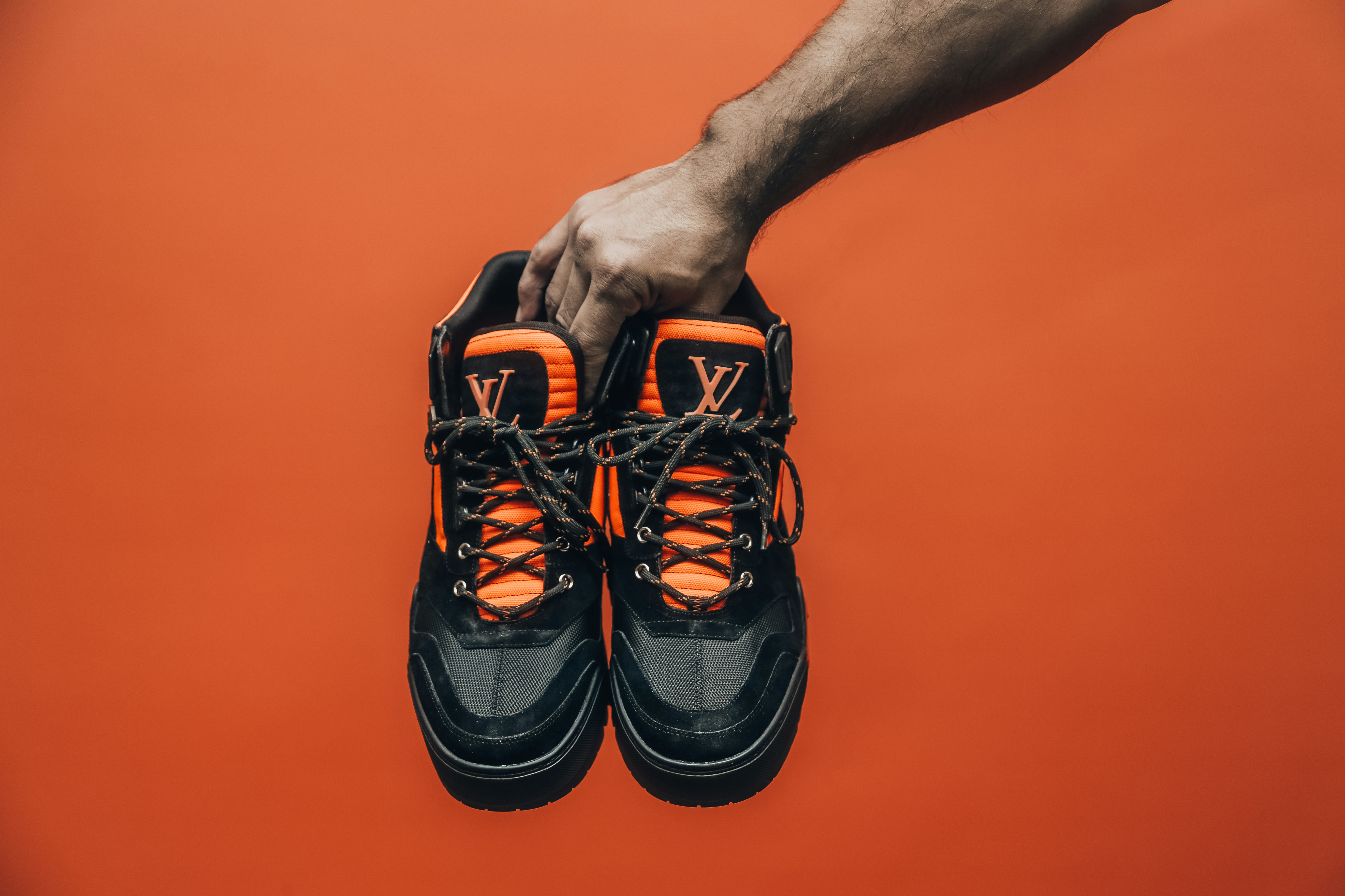 Chaussures de sport Nike noires et oranges