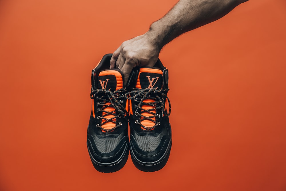 Foto zapatillas deportivas nike negras y naranjas – Imagen Vestir gratis en  Unsplash