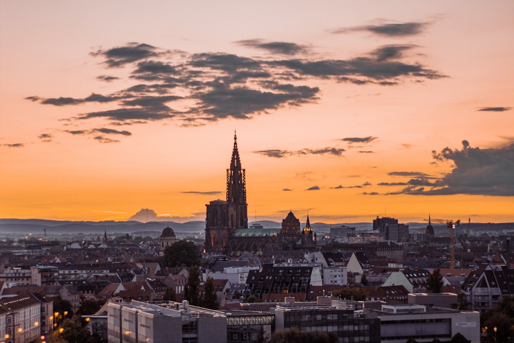 Edifici della città sotto il cielo arancione durante il tramonto