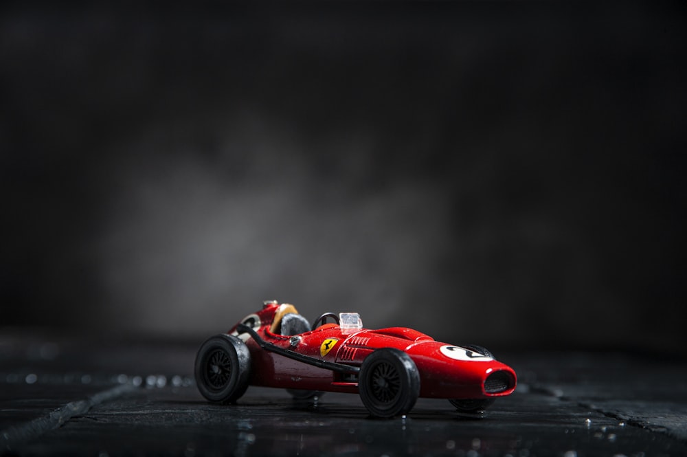 Roter Ferrari F 1 auf schwarzer Oberfläche