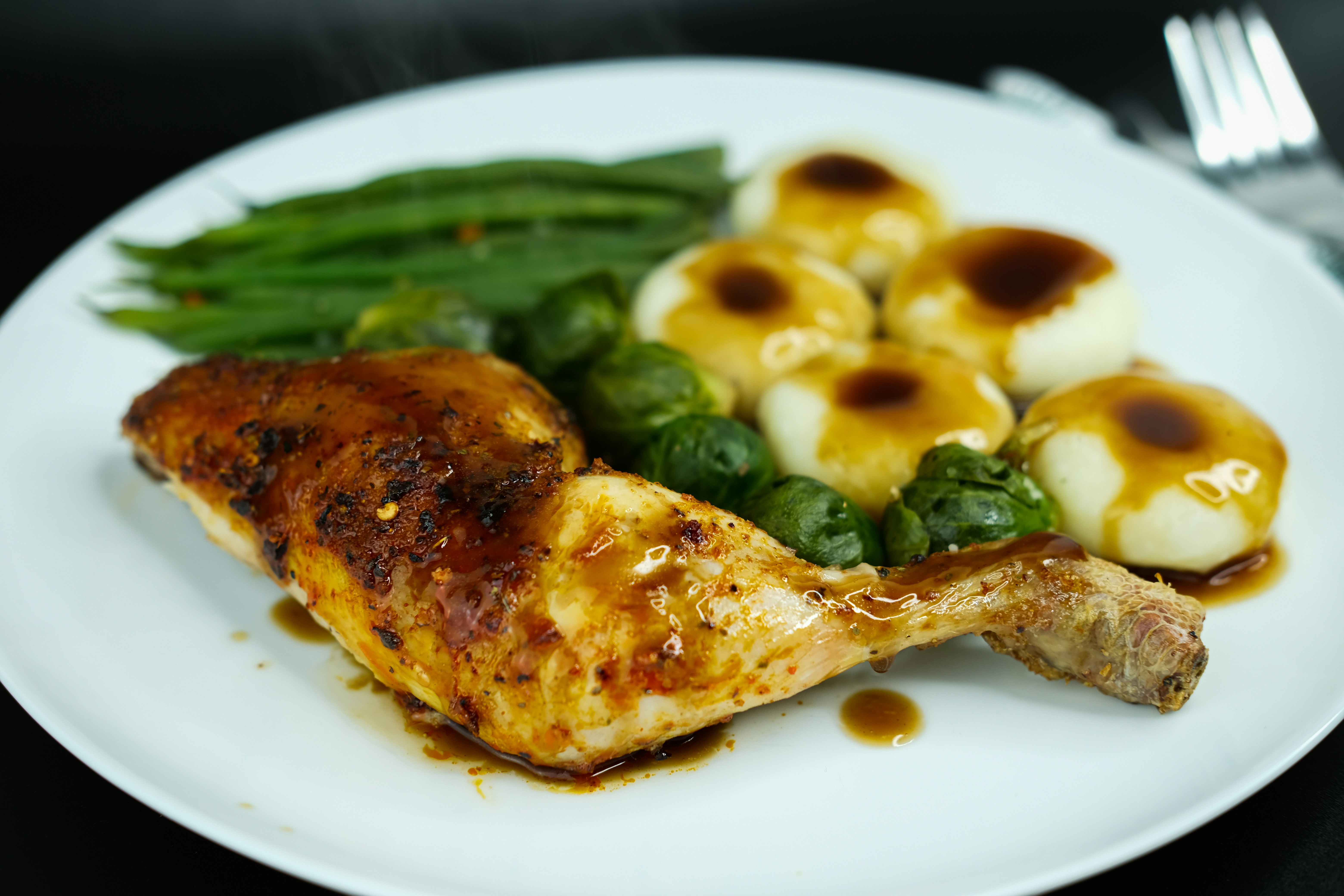 Kurczak pieczony z masłem i czosnkiem niedojrzałym