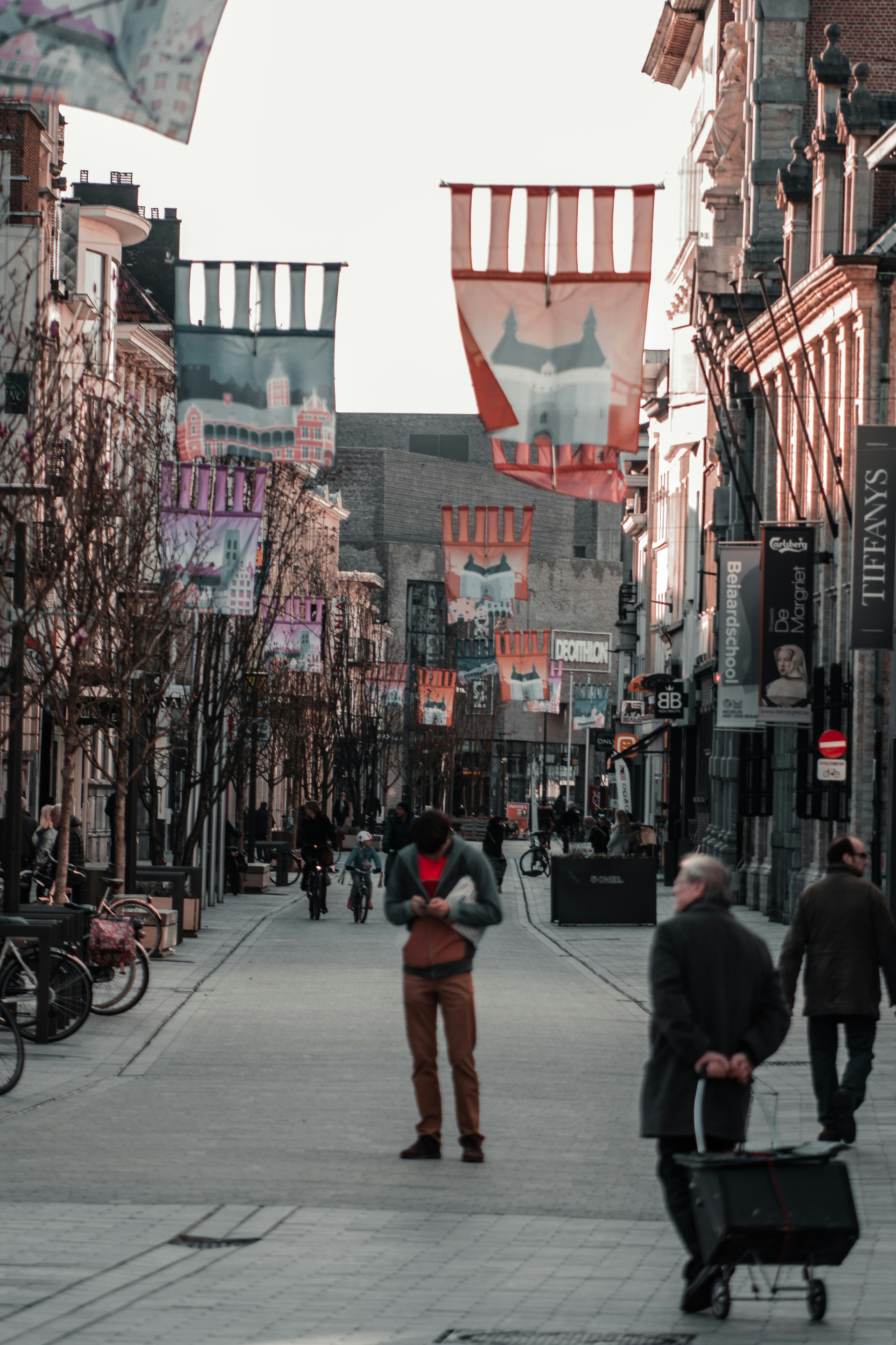 Foto Personas que caminan por la calle durante el día Imagen Ciudad