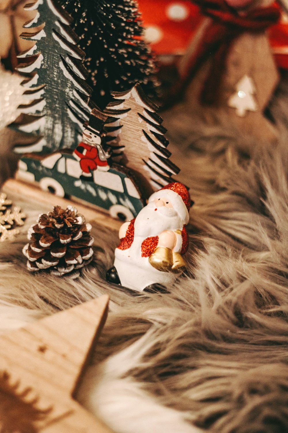 Figurine de bonhomme de neige en céramique blanche et rouge