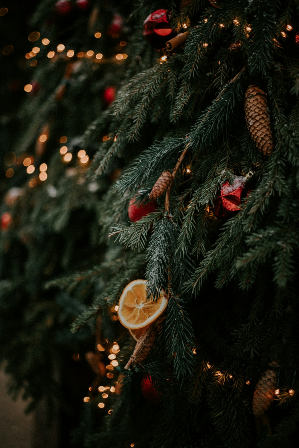 enfeites de Natal de ouro na árvore de Natal verde