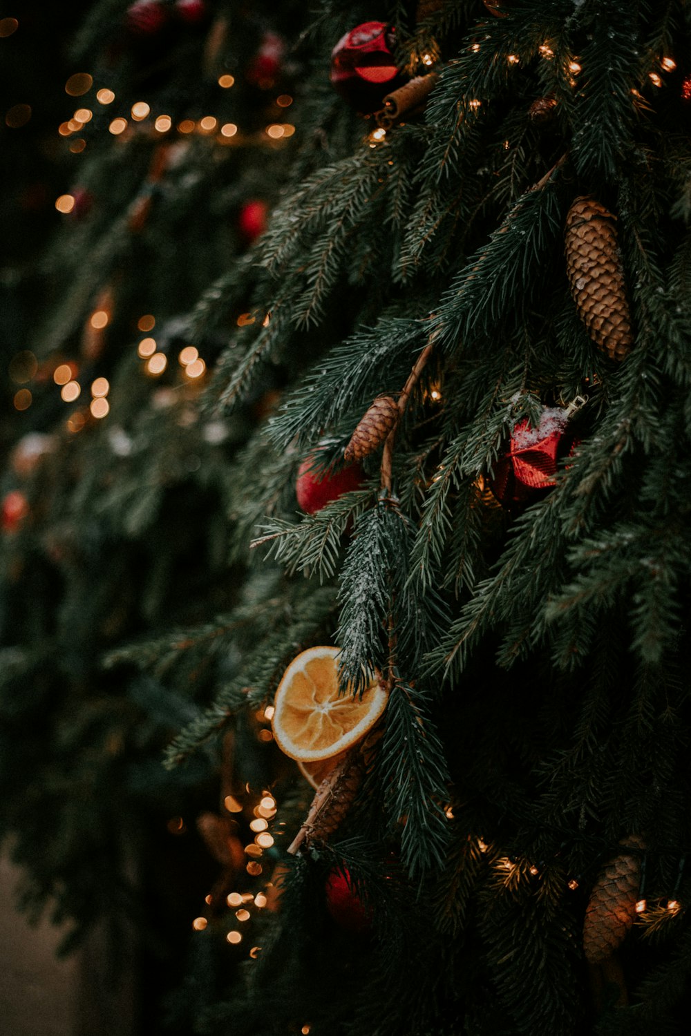 Những quả cầu vàng óng ánh sẽ tạo nên không gian lễ hội rực rỡ cho từng gia đình. Bức ảnh của chúng tôi sẽ giúp bạn có một cái nhìn tổng quan về những quả cầu Noel vàng đầy sang trọng.