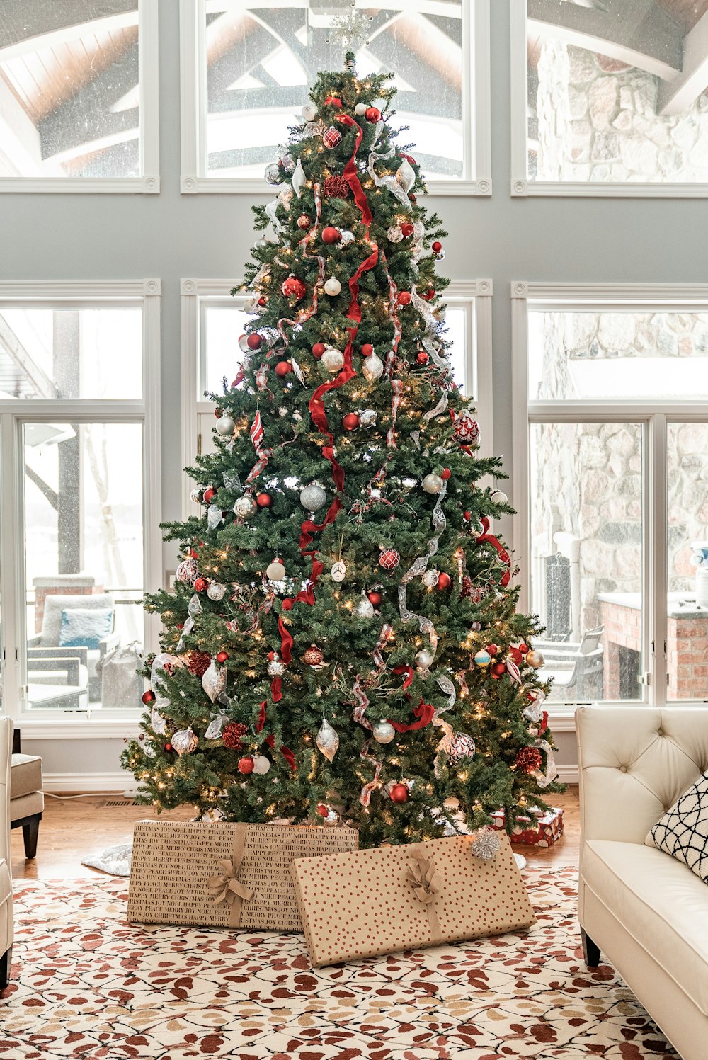 árvore de Natal verde com enfeites vermelhos e brancos