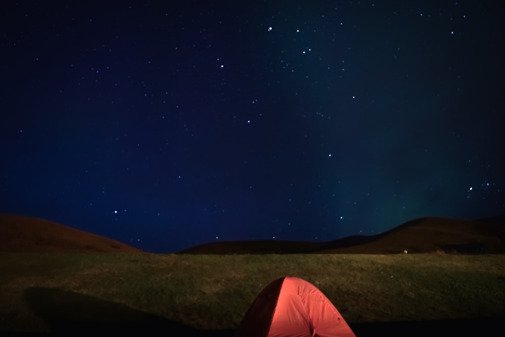 rotes Zelt unter blauem Himmel während der Nacht