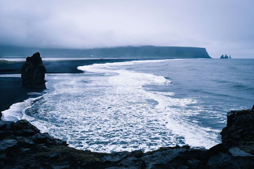 ocean waves crashing on rocks during daytime