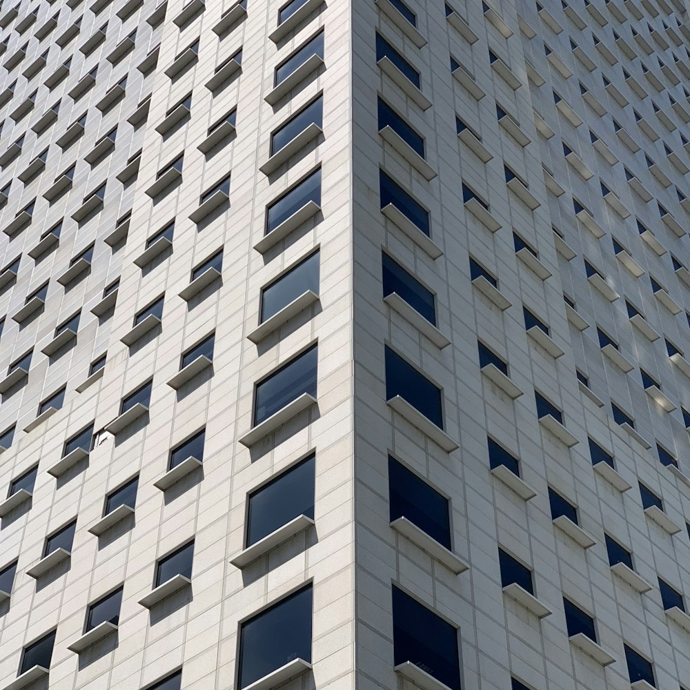 edificio in cemento bianco durante il giorno