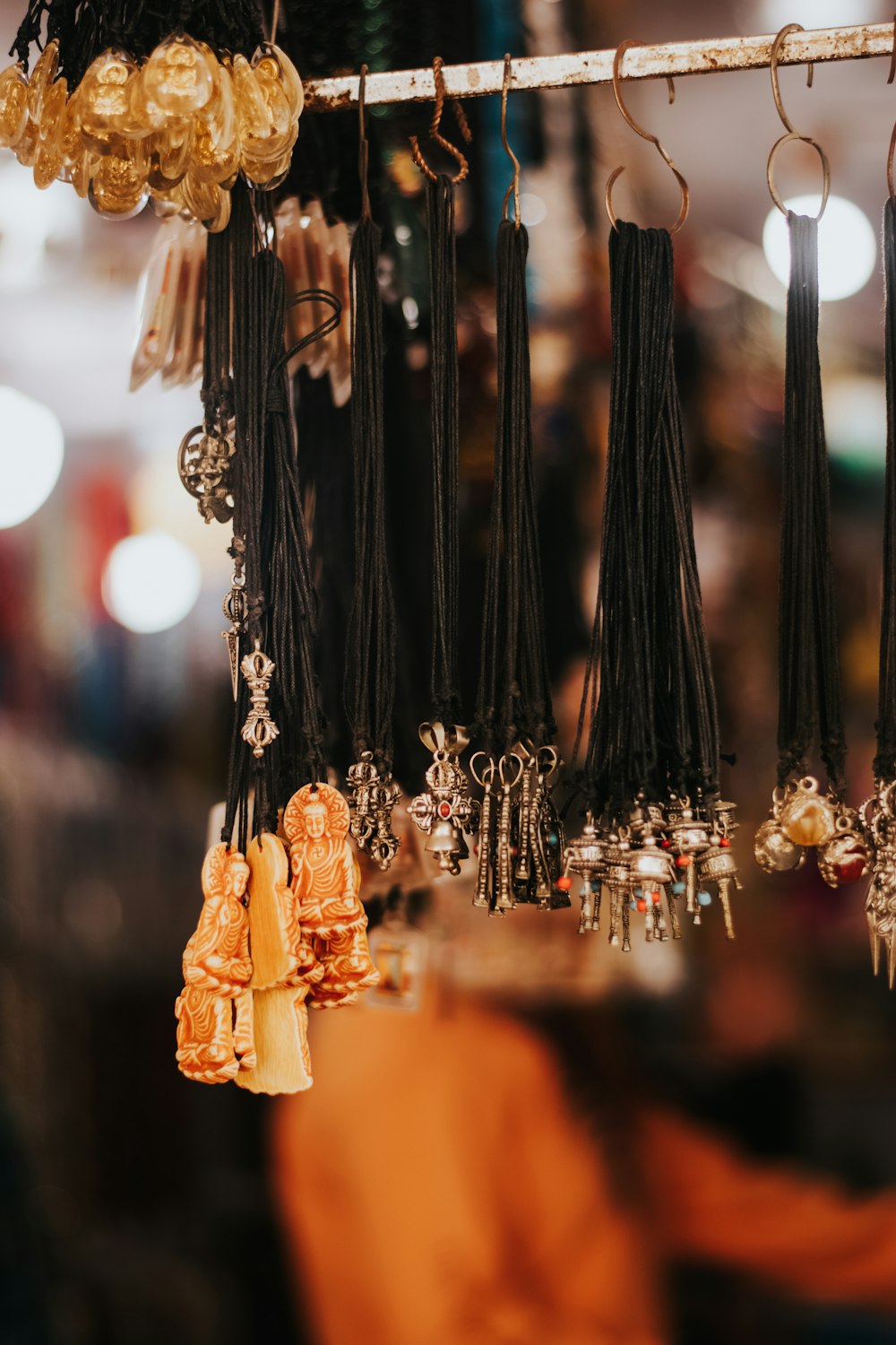 collana di perline in bianco e nero