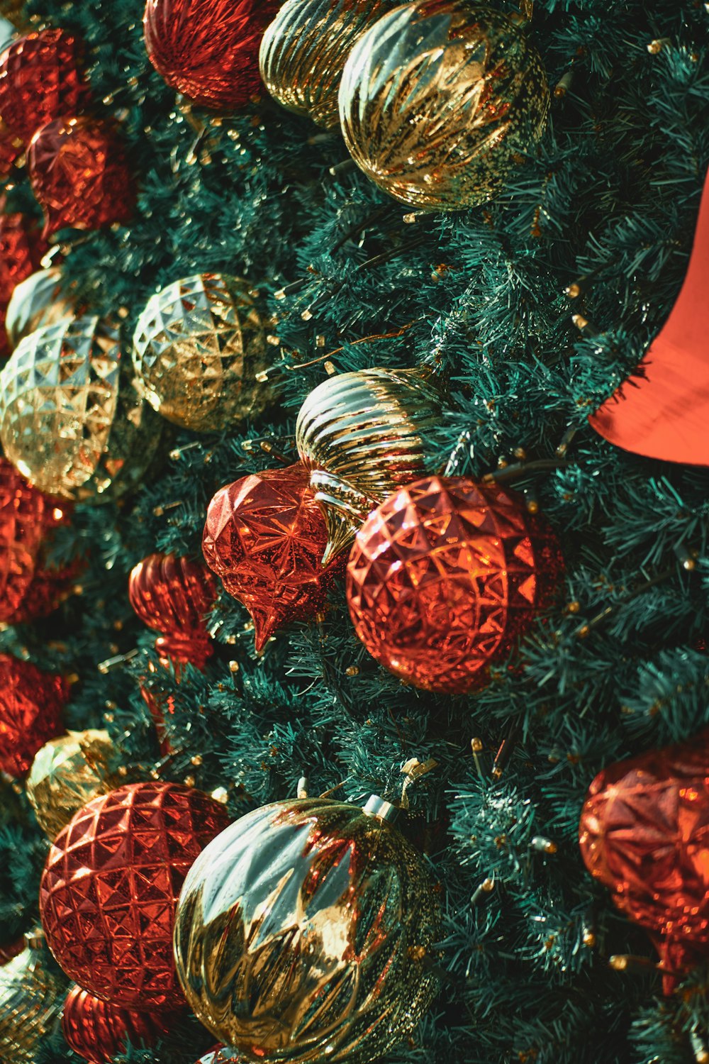 enfeites vermelhos e prateados na árvore de Natal verde