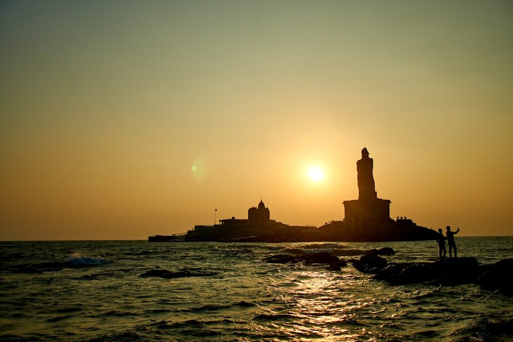 silhueta do farol durante o pôr do sol