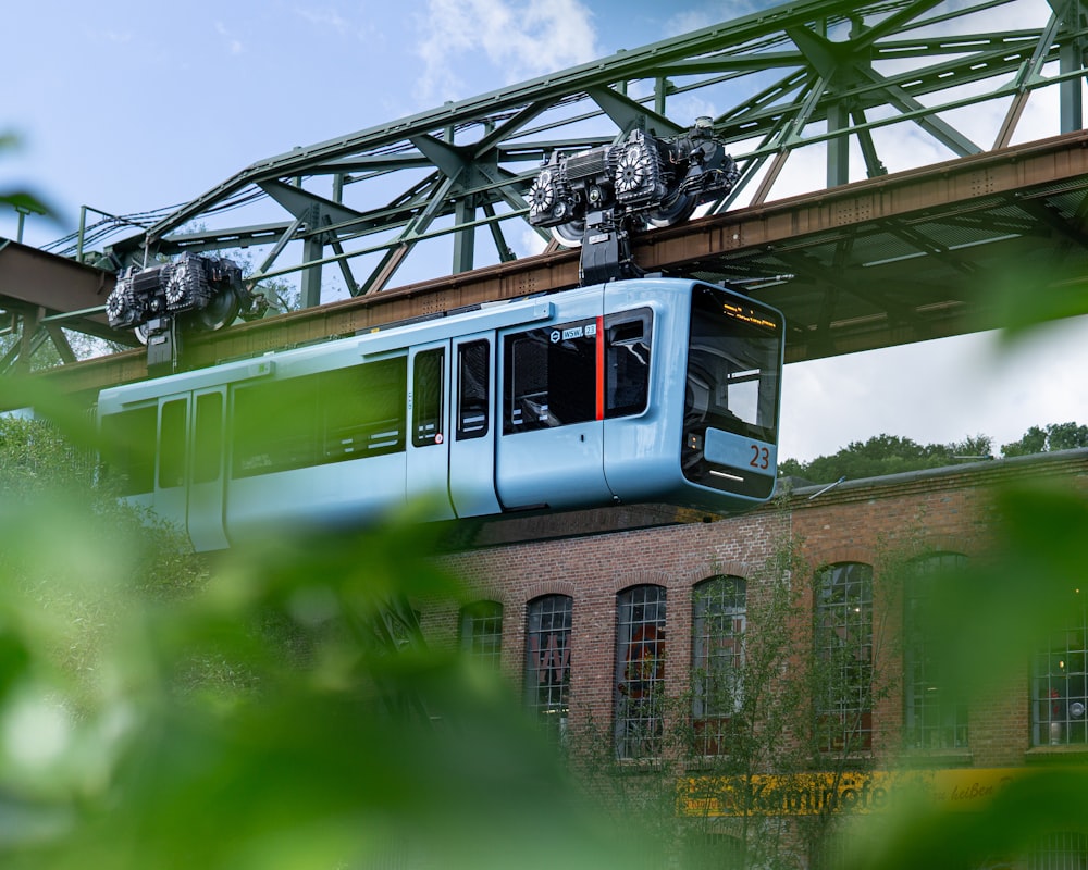 Weißer und grüner Zug auf Schienen