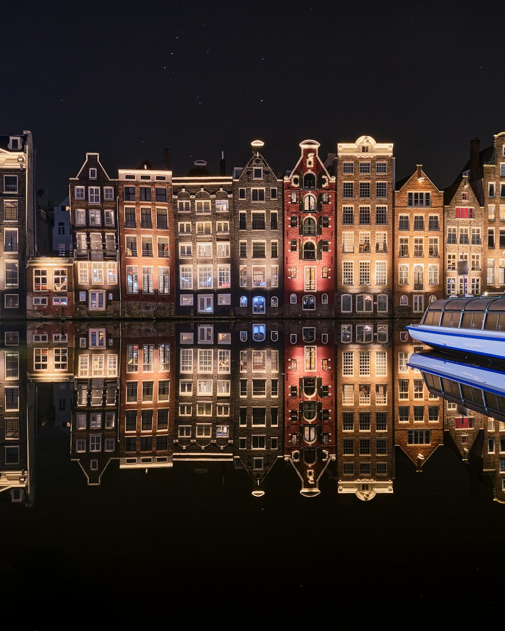 Edificio de hormigón rojo y blanco durante la noche