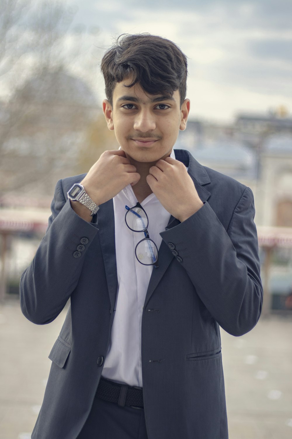 Hombre con chaqueta de traje negro