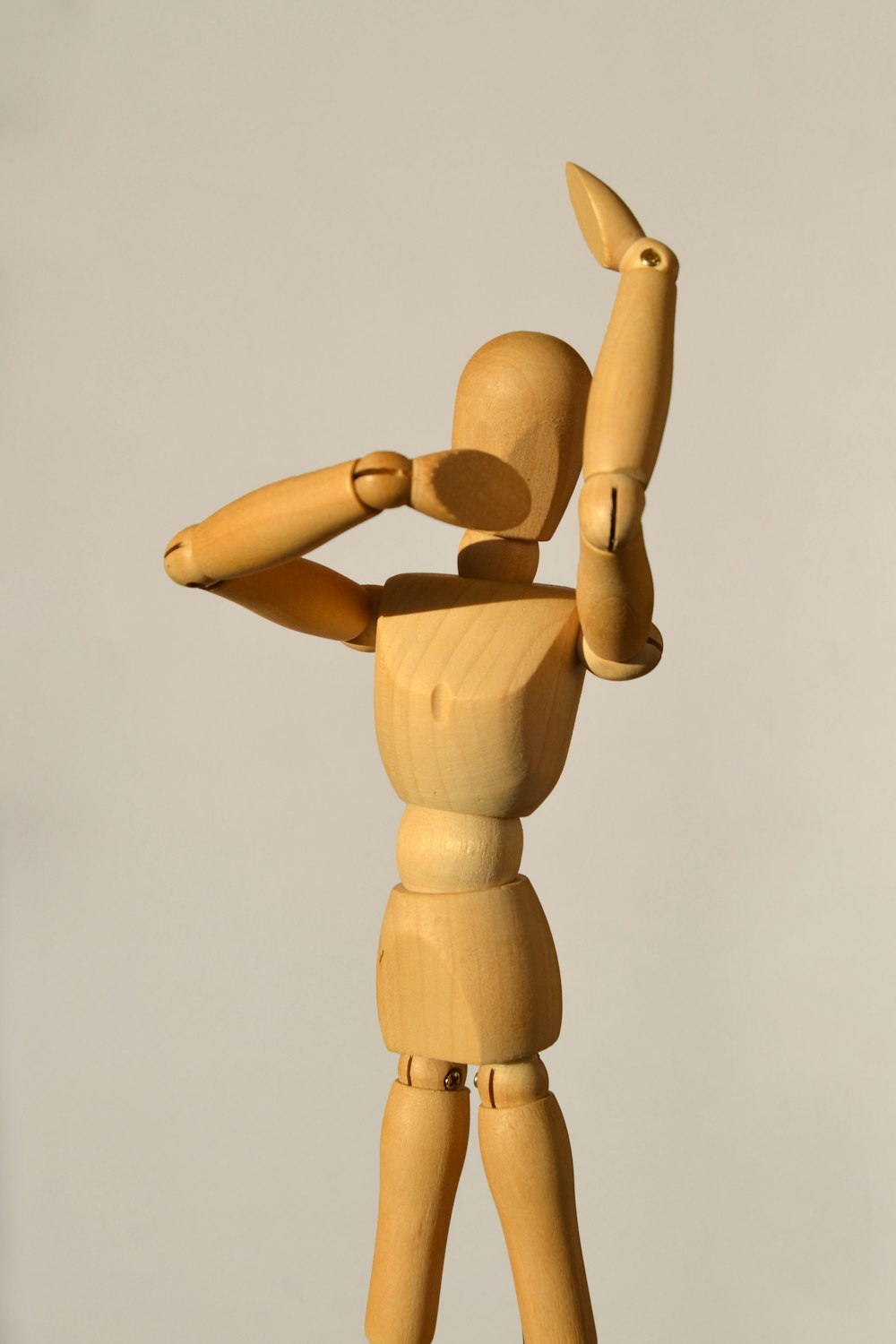 Figurine de forme humaine en bois marron