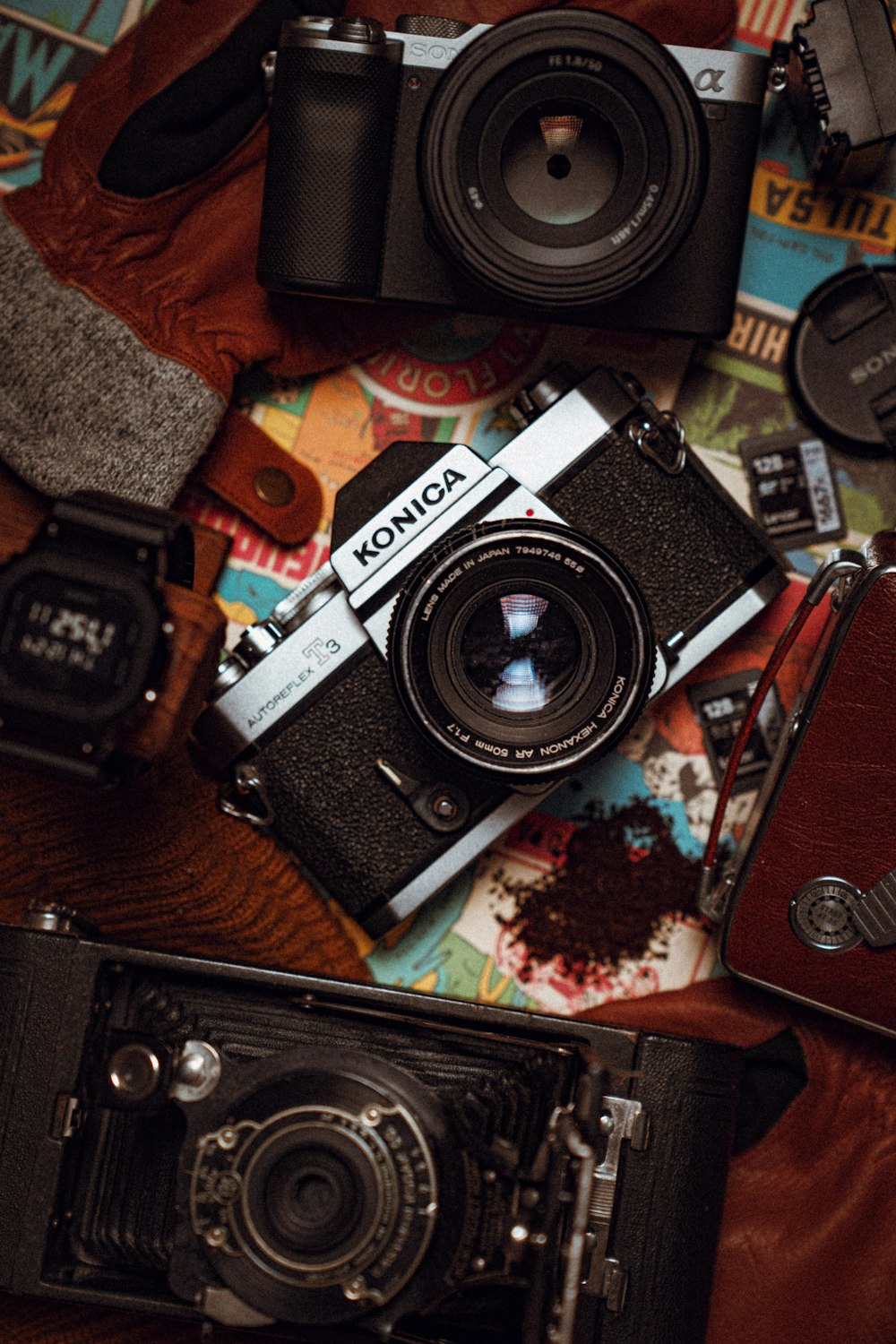 câmera dslr nikon preta e prateada na mesa de madeira marrom