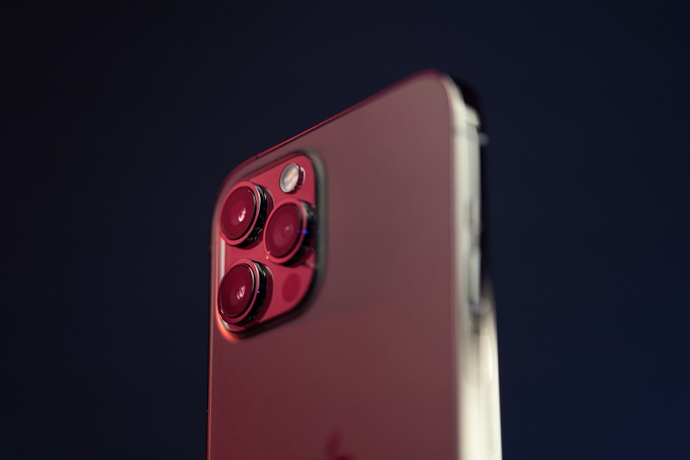 Dispositivo rojo y negro sobre superficie blanca