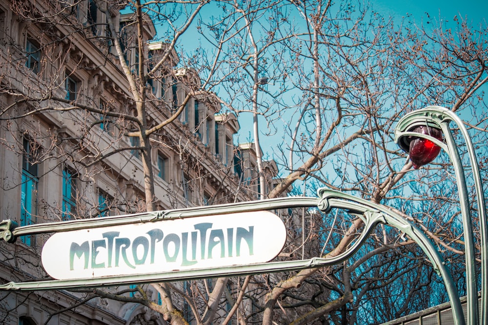 un letrero de la calle que dice metropolitano en él