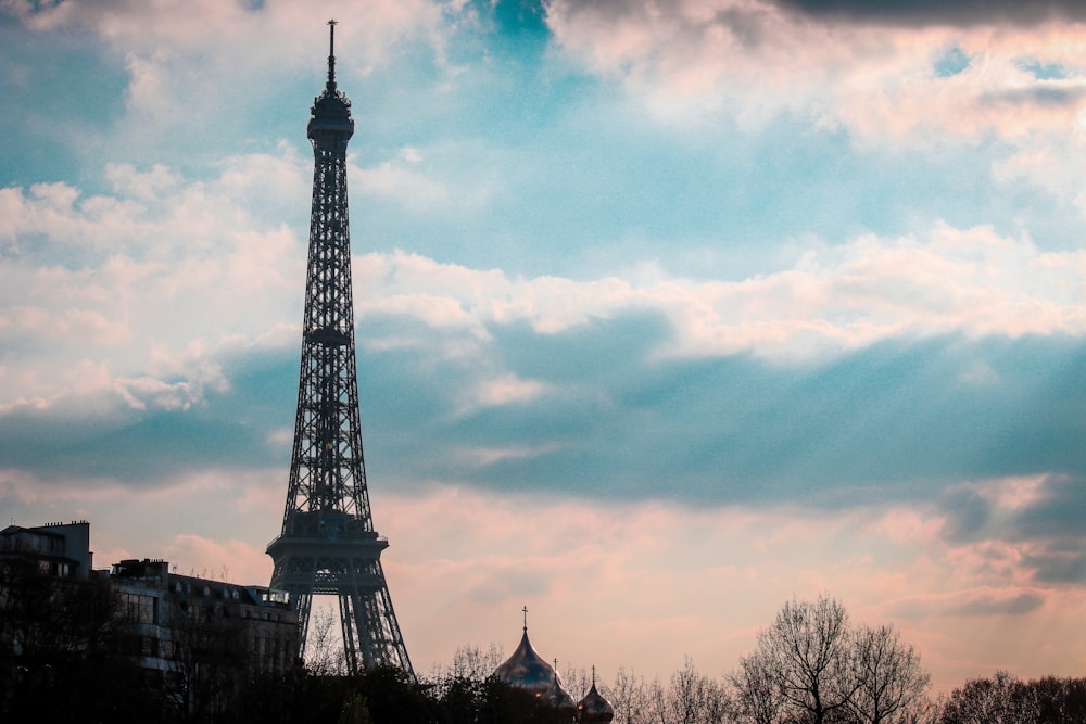 torre eiffel sob o céu azul e nuvens brancas durante o dia