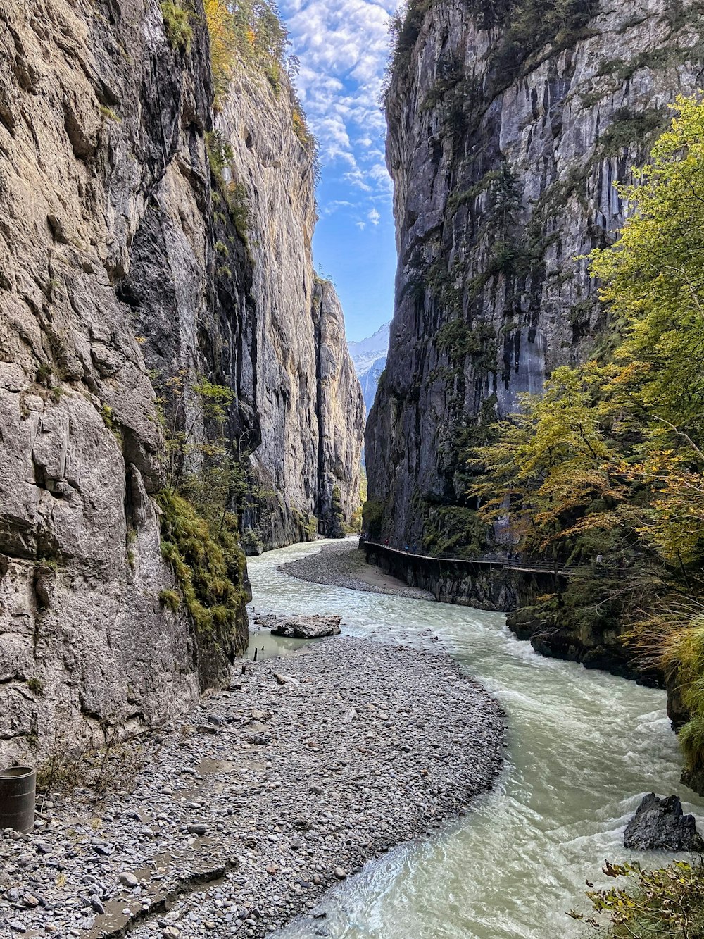 fiume tra le montagne rocciose sotto il cielo blu durante il giorno