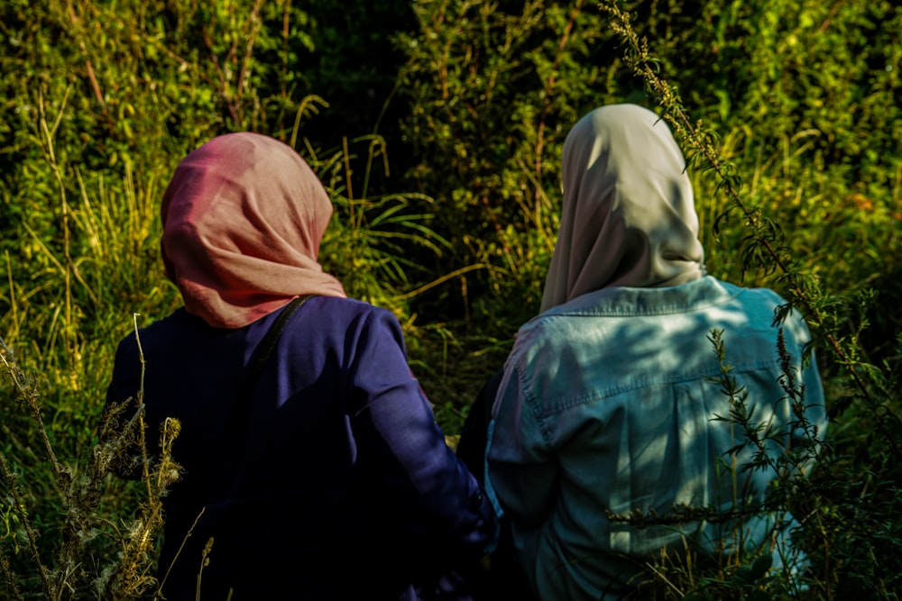 personne en veste bleue et hijab rose