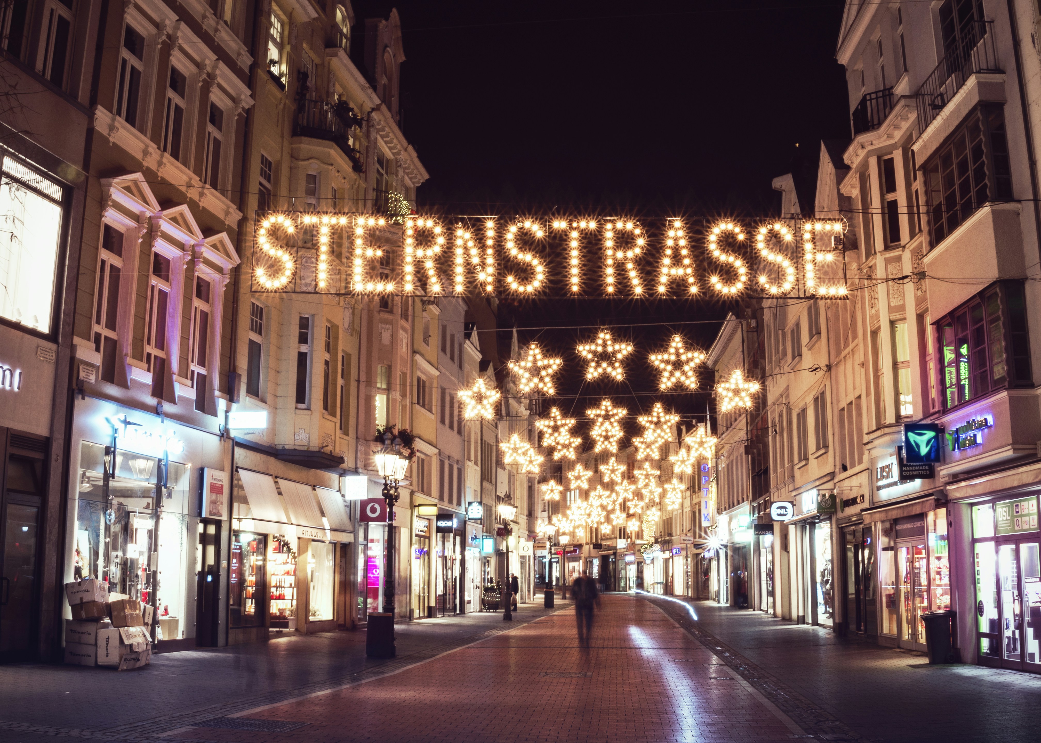 Una calle que tiene un letrero que dice Sternstrasse en ella
