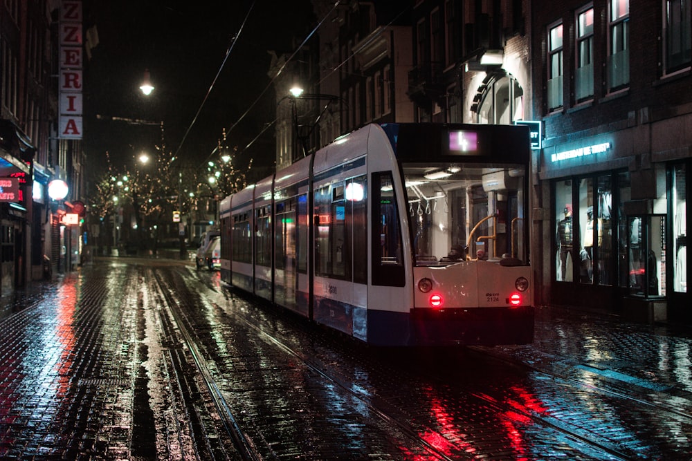 Rot-weißer Zug auf der Eisenbahn in der Nacht