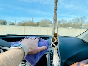 NET'Auto RETZ lavant l'intérieur d'une voiture