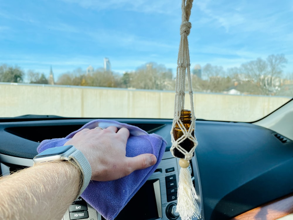 Personne en chemise bleue à manches longues conduisant une voiture