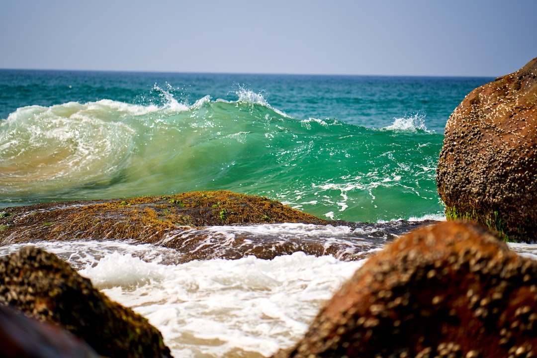 ocean waves crashing on shore during daytime