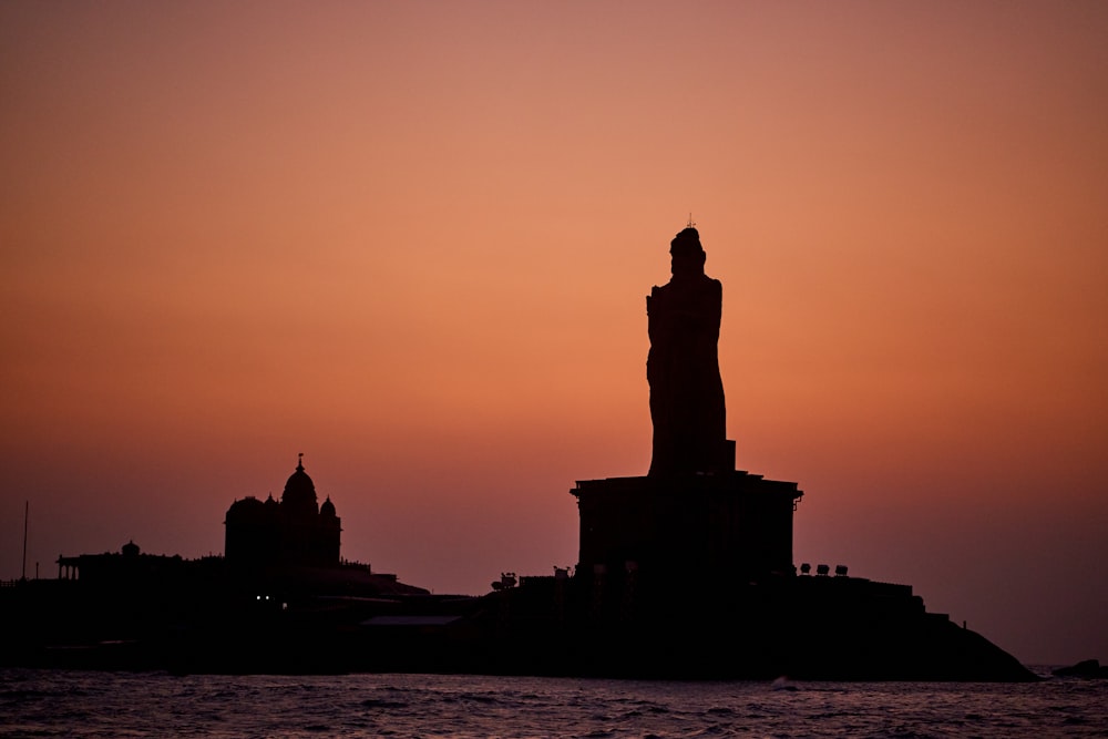 silhouette della statua della libertà durante il tramonto