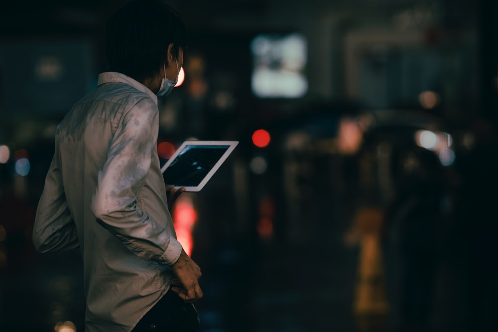 man in gray long sleeve shirt using macbook