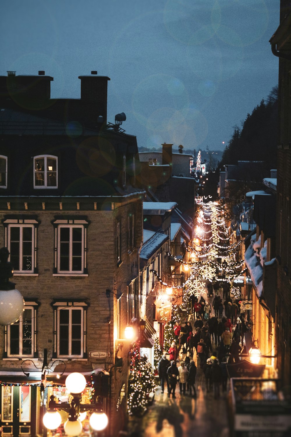 Personas que caminan por la calle durante la noche