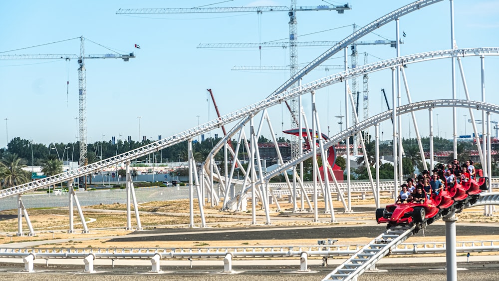 Puente de metal blanco con bandera roja y blanca en la parte superior durante el día