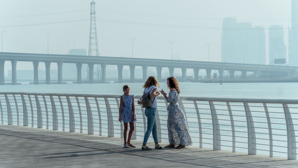 昼間、木製の桟橋に立つ2人の女性