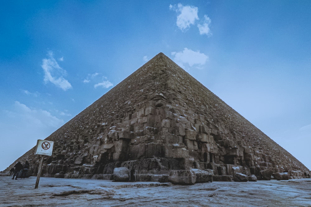 pirâmide cinzenta sob o céu azul durante o dia