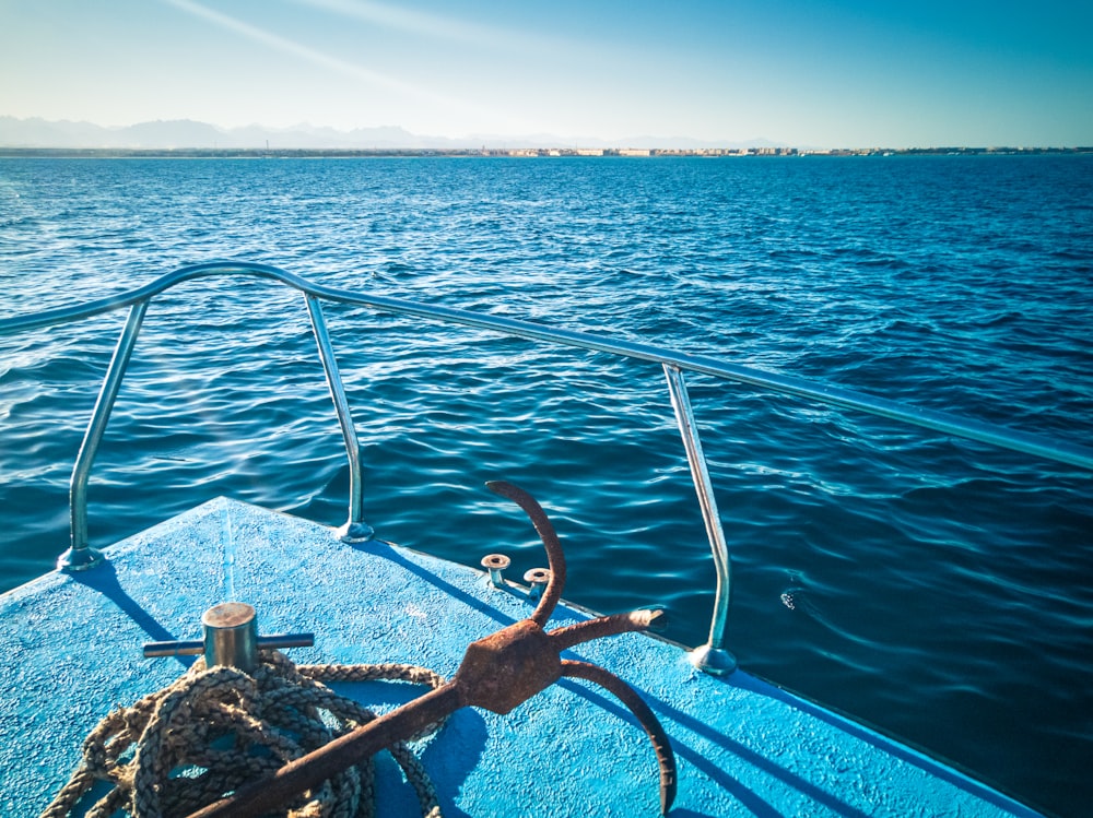 tuyau en métal brun sur la mer bleue pendant la journée