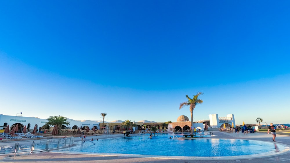 persone in piscina durante il giorno