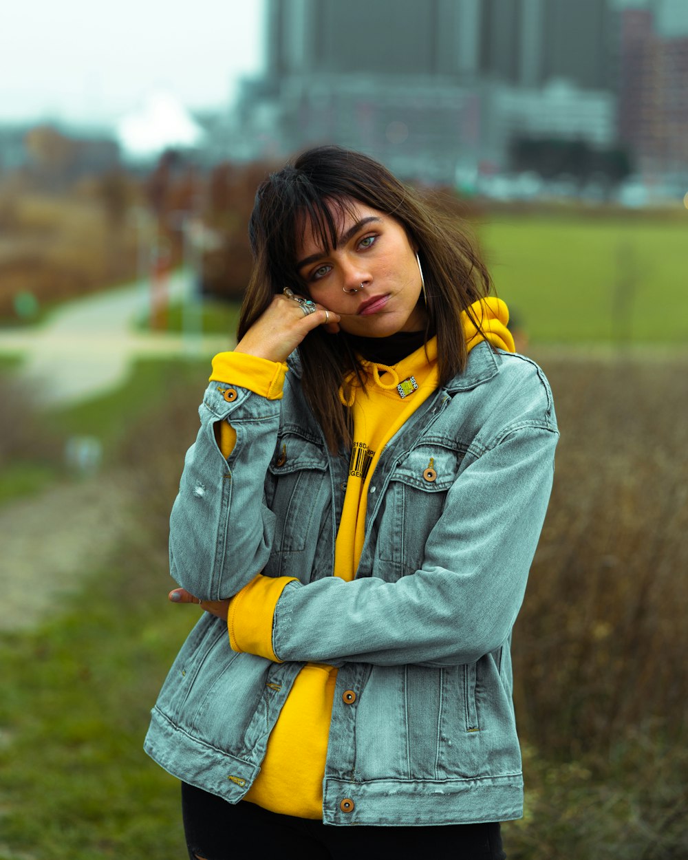 Foto mujer con chaqueta vaquera azul y camisa amarilla – Imagen Retratos  gratis en Unsplash