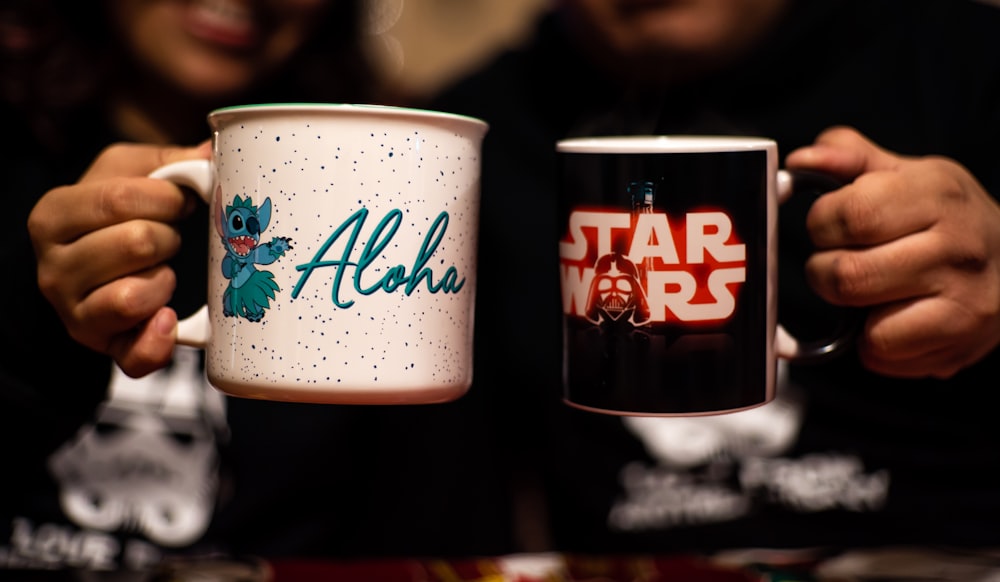 Taza de cerámica blanca y roja